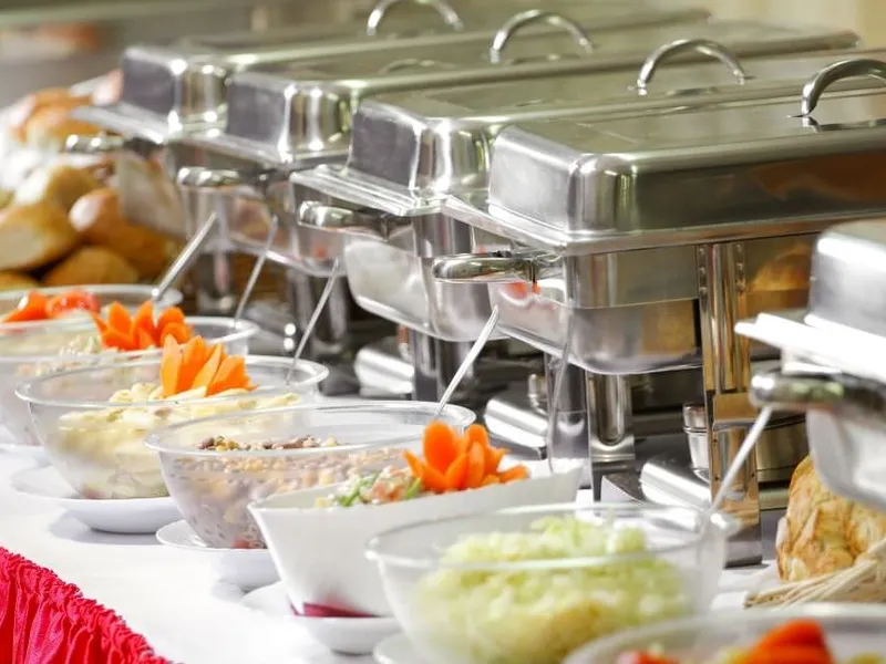 Abiball-Buffet mit Lichterketten im Hintergrund