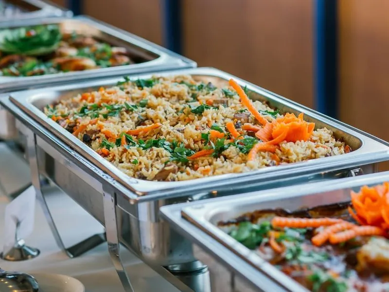 Schlichtes Buffet auf einer Abschlussfeier