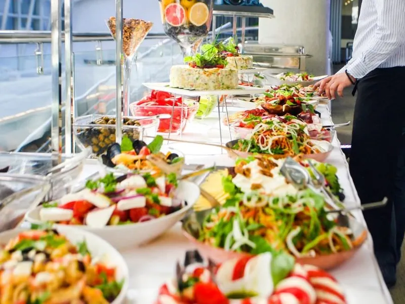 Festliche Abiball-Feier mit Buffet und Lichterketten am Abend Festliche Abiball-Feier mit Buffet und Lichterketten am Abend