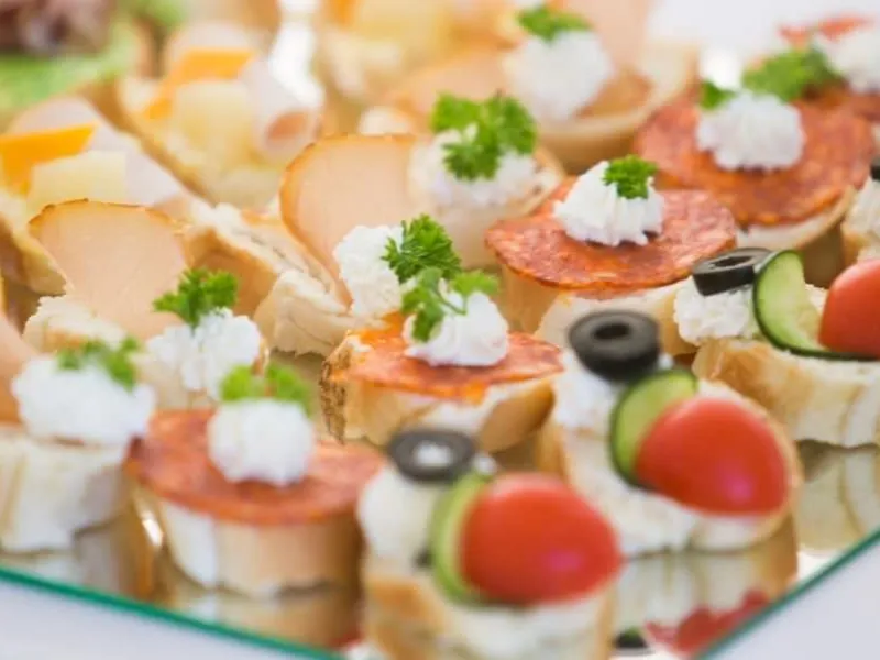 Elegantes Business-Frühstücksbuffet mit Gebäck, frischem Obst und Kaffee Elegantes Business-Frühstücksbuffet mit Gebäck, frischem Obst und Kaffee