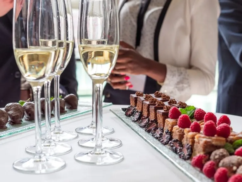 Corporate Empfang mit elegantem Fingerfood und professioneller Atmosphäre Corporate Empfang mit elegantem Fingerfood und professioneller Atmosphäre
