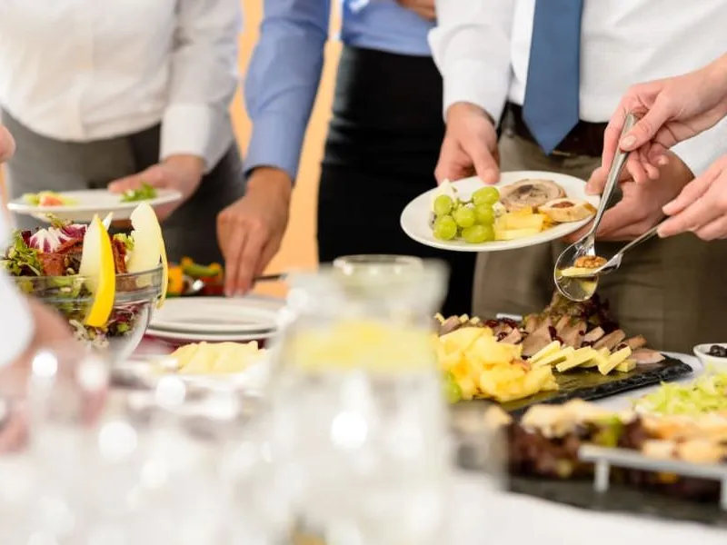 Elegante Firmenjubiläums-Feier mit festlicher Torte und Sektgläsern – Business Catering Cottbus Elegante Firmenjubiläums-Feier mit festlicher Torte und Sektgläsern