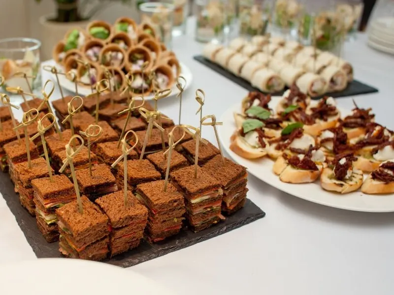 Lange Buffetlinie beim Aufbau vor Konferenzbeginn
