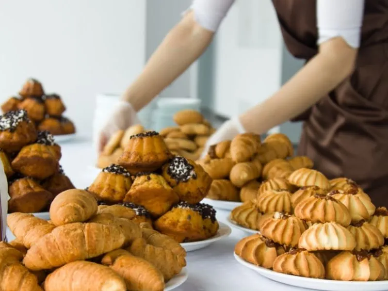 Catering-Stand mit elegantem Fingerfood auf einer Messe oder in einer Kongresshalle Catering-Stand mit elegantem Fingerfood auf einer Messe oder in einer Kongresshalle