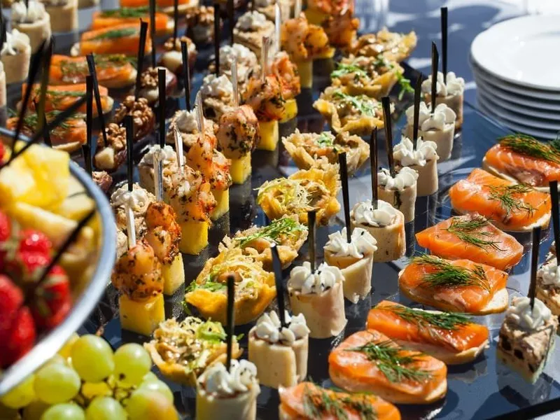 Catering-Aufbau für ein Richtfest neben dem Rohbau