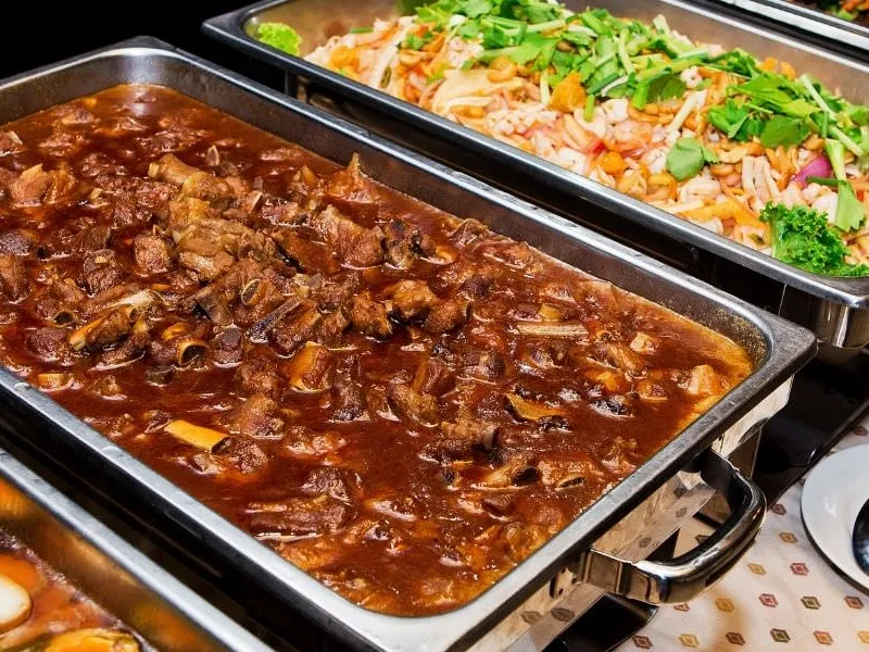 Richtfest-Catering im Freien auf einer Baustelle mit deftigen Snacks und Getränken Richtfest-Catering im Freien auf einer Baustelle mit deftigen Snacks und Getränken