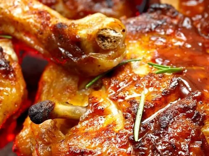 Buffet mit Sommersalaten bei einem Stadtteilfest