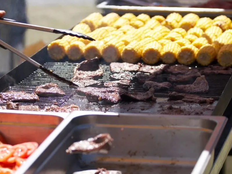 Vereinsfest im Freien mit Grillstation und Bierzeltgarnituren