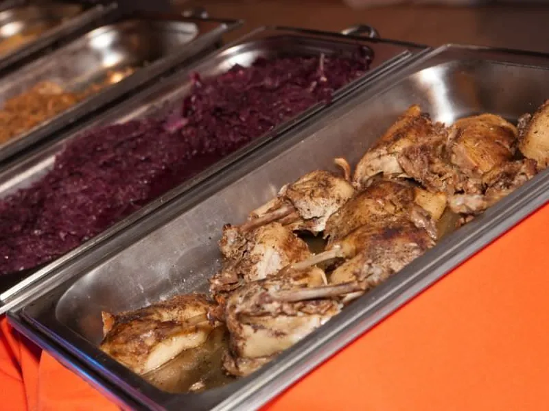 Elegant weihnachtlich dekorierter Corporate-Catering-Tisch mit Kerzenlicht – Business Catering Cottbus Elegant weihnachtlich dekorierter Corporate-Catering-Tisch mit Kerzenlicht