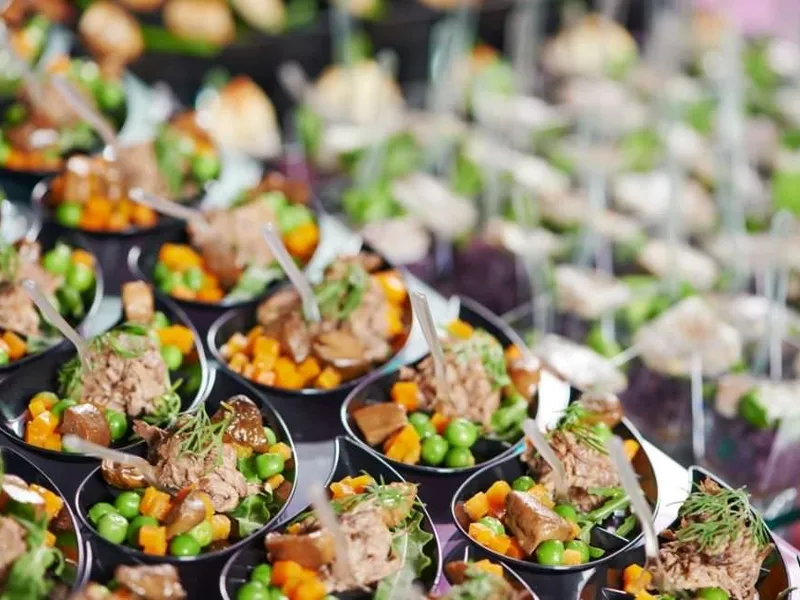 Canapés und Fingerfood auf einer Servierplatte