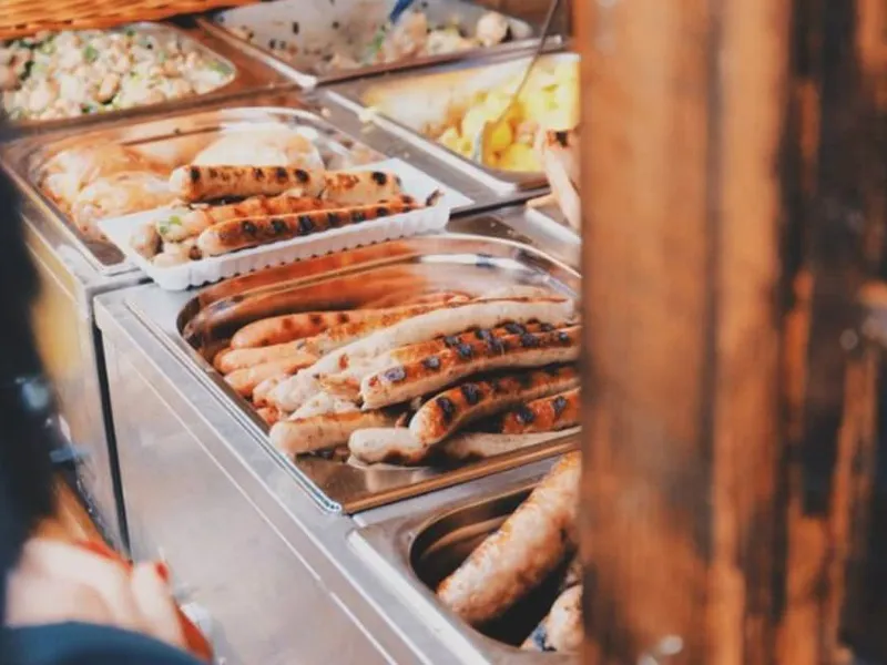 Salatbuffet und Beilagen neben der Grillstation
