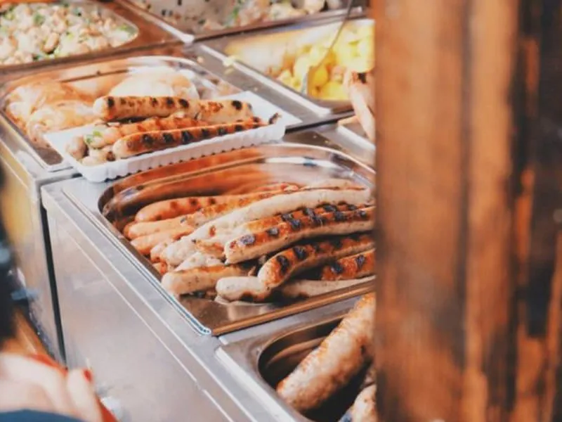 Grillstation im Freien mit Rauch und gegrilltem Gemüse Grillstation im Freien mit Rauch und gegrilltem Gemüse