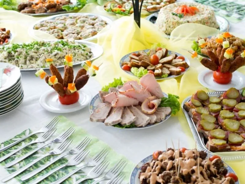 Brunch-Tafel mit Gebäck, Obst, Eierspeisen und Kaffee Brunch-Tafel mit Gebäck, Obst, Eierspeisen und Kaffee