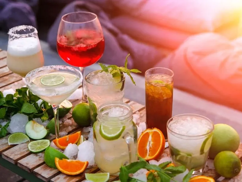 Brunch-Tisch mit Sektgläsern und frischem Obst