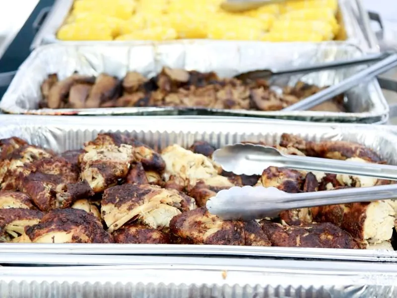 Grillbuffet mit Fleisch und Gemüse, ansprechend angerichtet