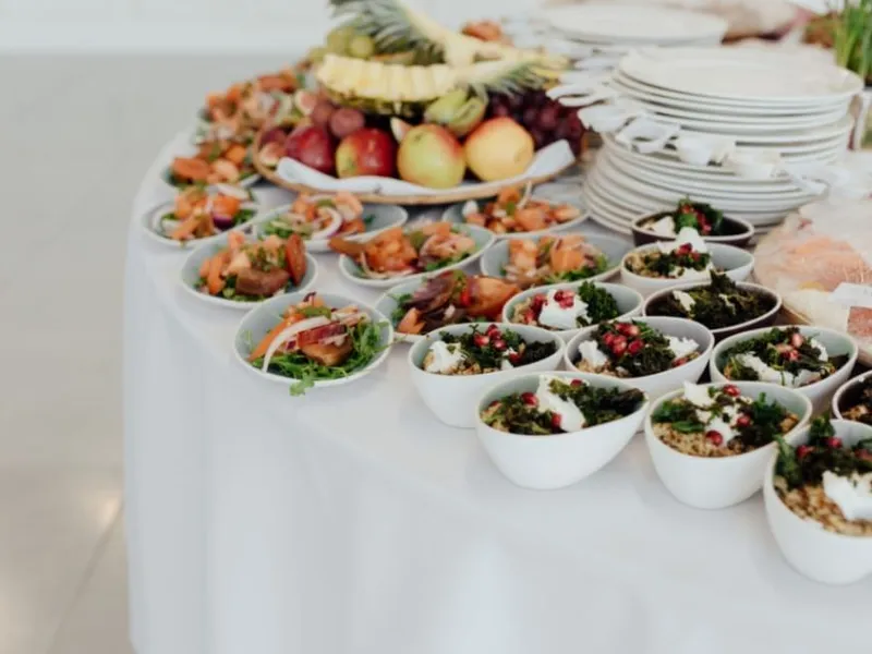 Farbenfrohe Platte mit vegetarischen und veganen Buffet-Speisen