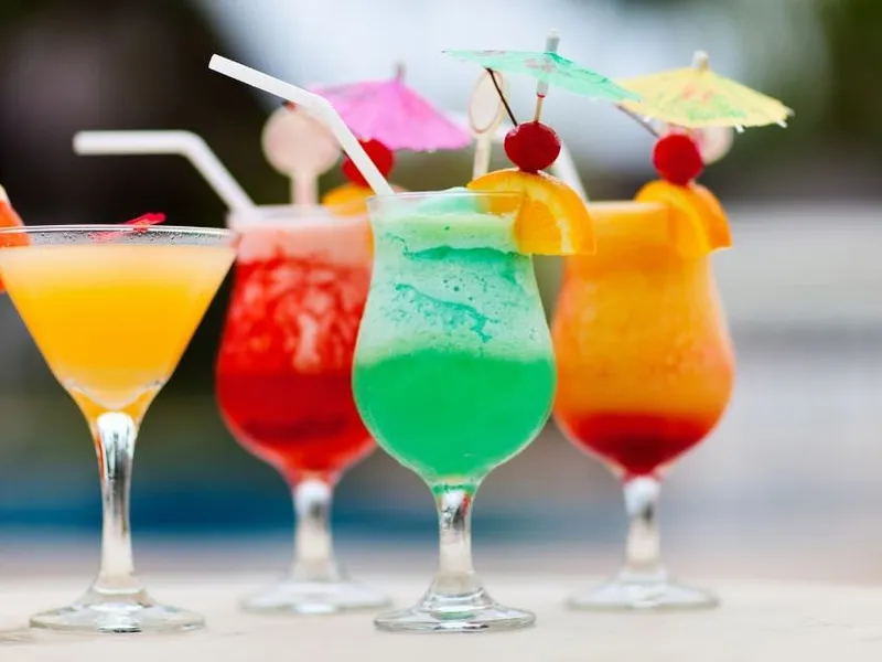 Barkeeper schüttelt einen Cocktail an der mobilen Bar