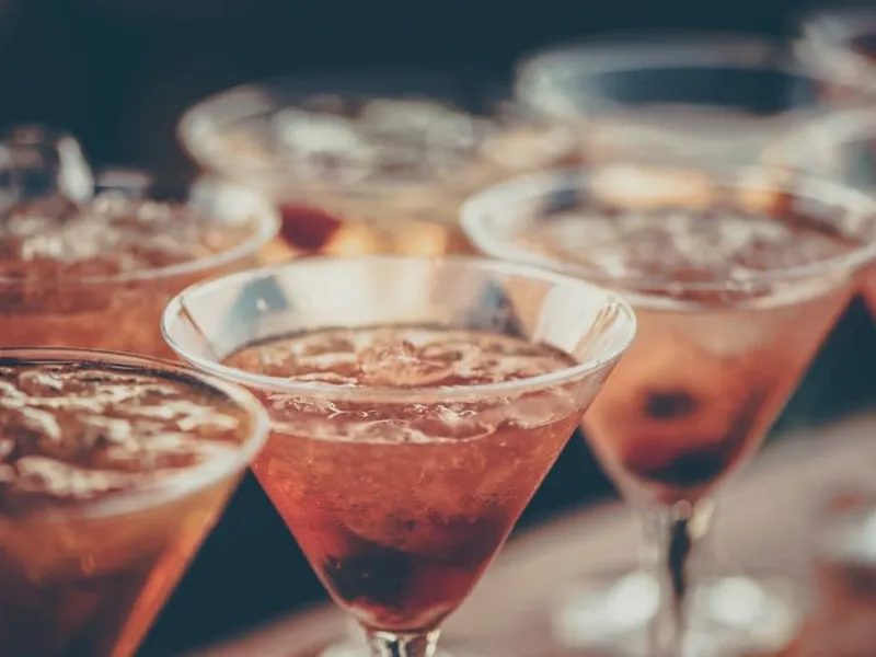 Festlich dekorierte Cocktailbar draußen bei einer Hochzeitsfeier
