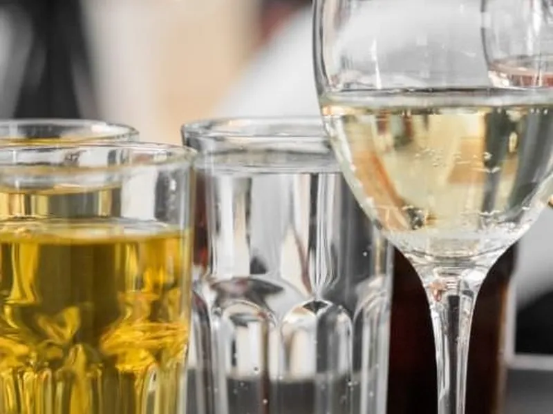 Mocktail-Bar mit bunten alkoholfreien Getränken