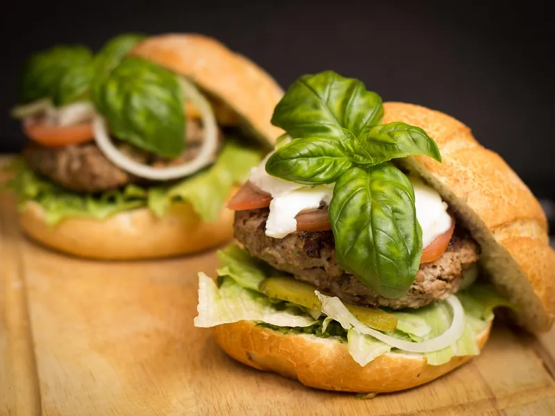 Gourmet-Burger mit Salat und Basilikum