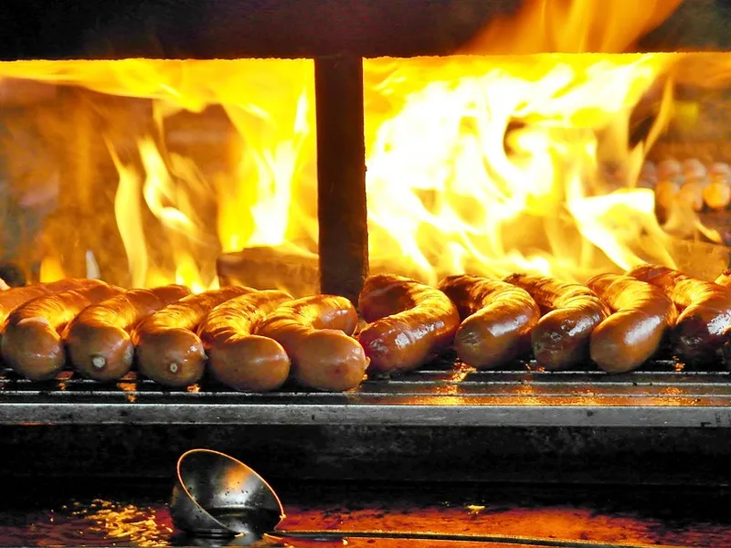 Bratwürste auf dem Grill eines Street-Food-Standes