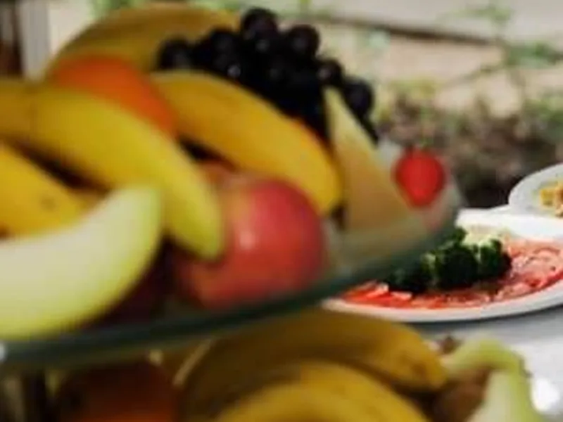 Einzeln gepackte Frühstücksboxen, gefüllt mit Gebäck und Obst