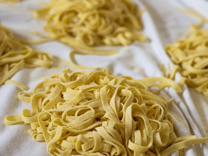 Tagliatelle, an der Pasta-Station frisch angerichtet