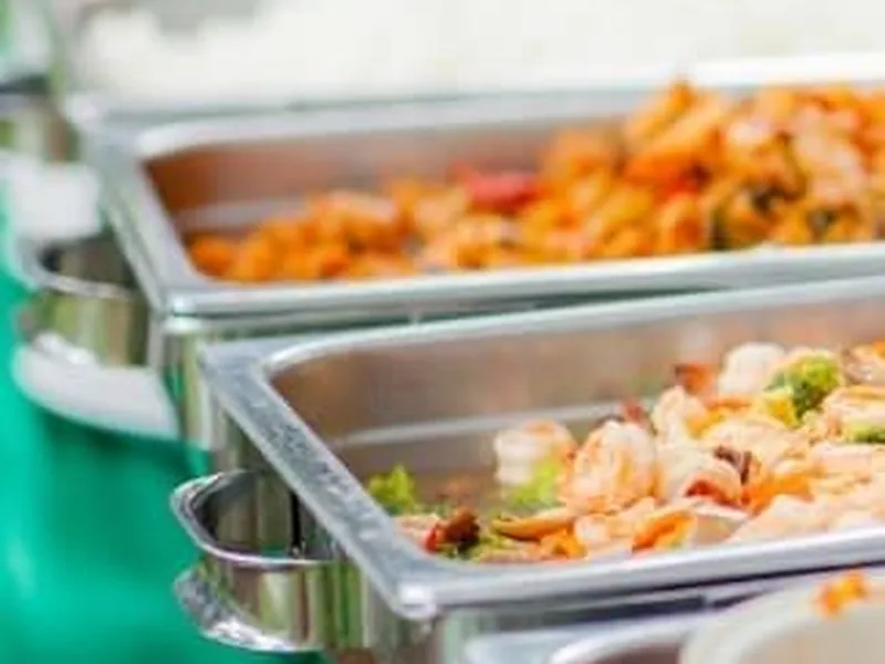 Buffet bei einem Fest im Garten, von Lichterketten beleuchtet