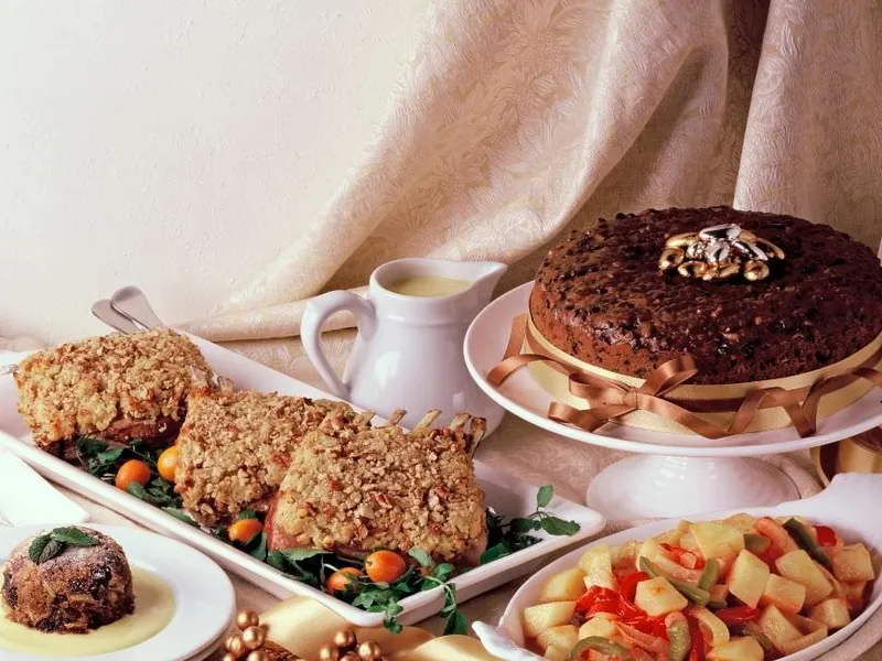 Buffet mit vielen verschiedenen Gerichten für eine Geburtstagsgesellschaft