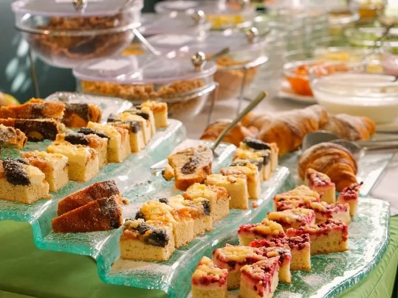 Festlich eingedeckter Tisch für einen runden Geburtstag