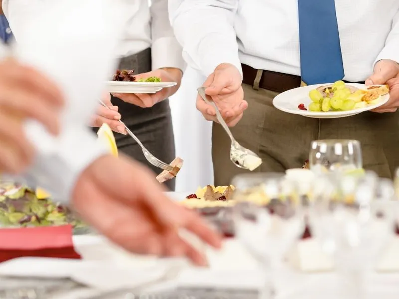 Firmenjubiläum: festlicher Empfang mit Fingerfood und Sekt