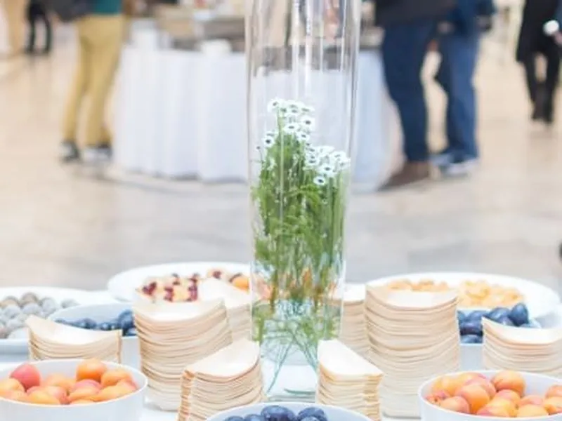 Buffet für eine große Tagung in einer hellen Halle