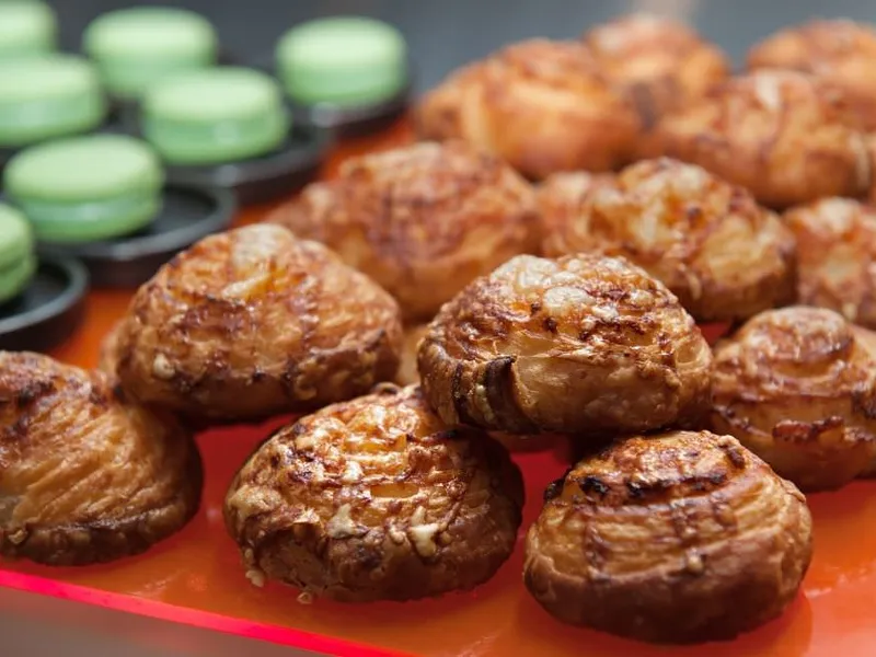 Aufbau eines Catering-Stands vor einer Veranstaltung